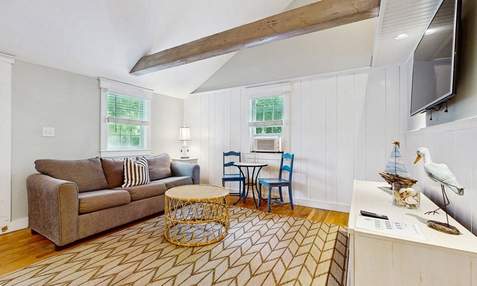 West Yarmouth Casa | Pristine bungalow with amazing walkable location - WiFi, firepit, dog-friendly