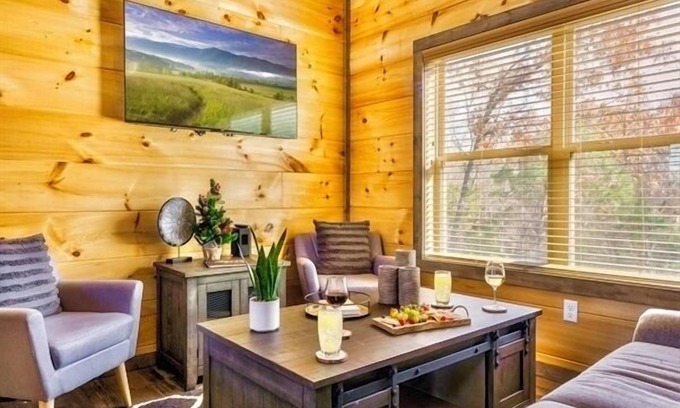 Sevierville Cabina | Hot Tub, Arcade & Pool Access - 4m Dollywood Pkwy