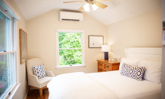 Orleans Casa | Pristine Cottage: EV charger, AC, outdoor shower+ firepit, walk to Bakers Pond