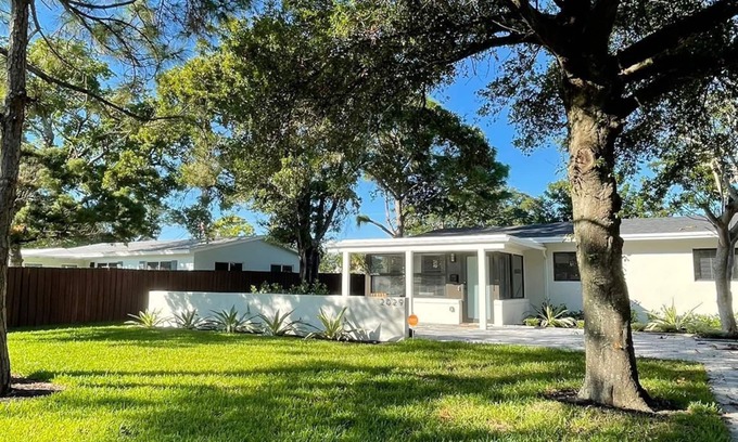 Coral Shores Casa | Pristine fully renovated home -4 min. drive to the beach