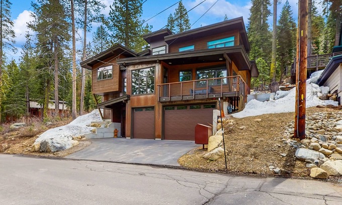 Truckee Apartamento | Pristine home with lovely interior, private deck, fast WiFi - great location