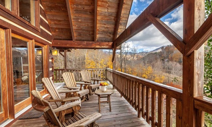 Vilas Cabina | 3BR Pristine Mountain Cabin, Vistas, Se aceptan mascotas, Mesa de billar, Jacuzzi y Firepit!