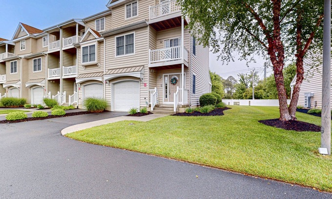 West Ocean City Casa | Pristine West OC townhome close to shopping, w/kitchen, washer/dryer & free WiFi