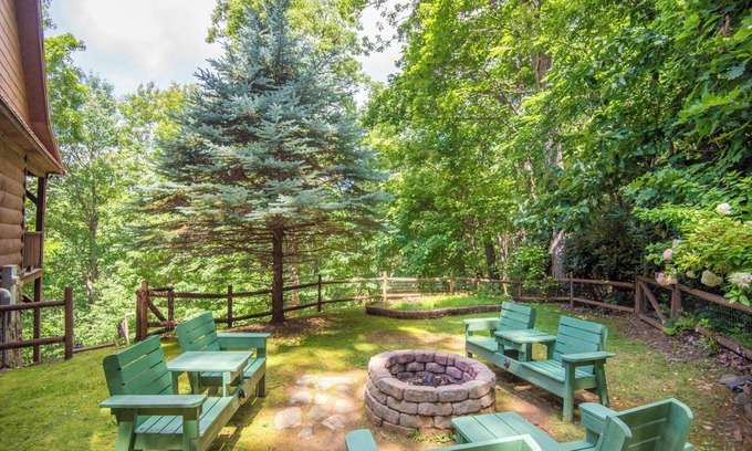 West Jefferson Cabina | Privacy + Pool Table + FIRE PIT & Location!
