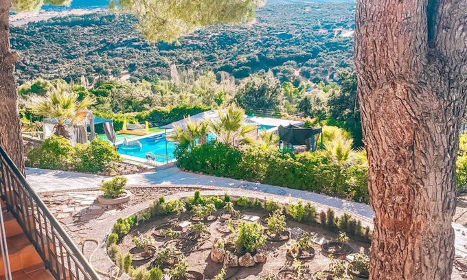Navahermosa Cabaña | Piscina privada y barbacoa. Ideal para familias. A sólo 1 hora y media de Madrid