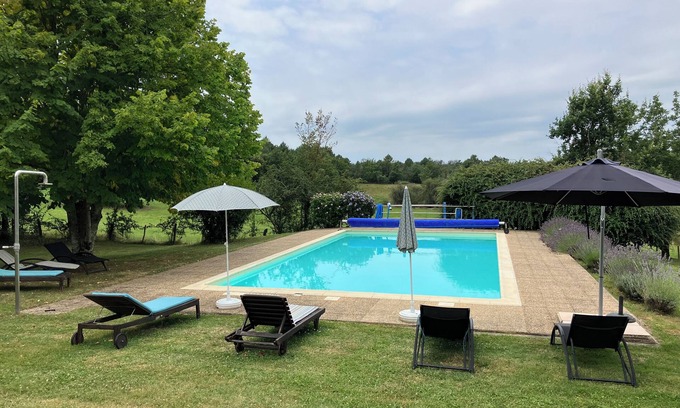 Saint-Privat-des-Pres Casa | Villa con gran piscina climatizada y privada.