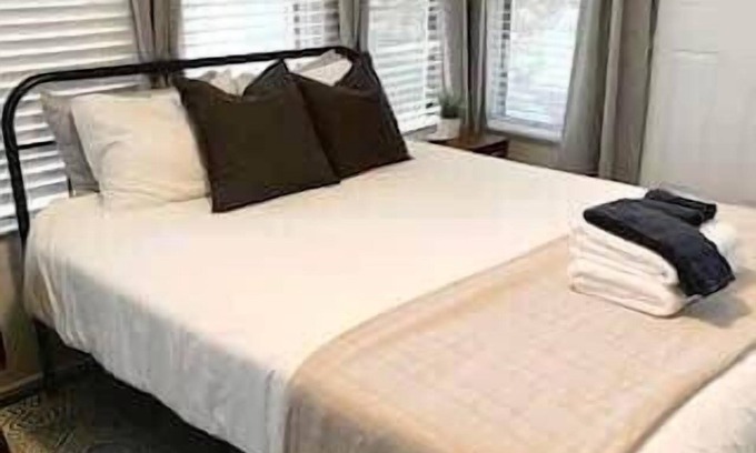 Freetown - Port Rico Casa | Private 1 BR in Lafayette Kitchen, Garden & Shared Living