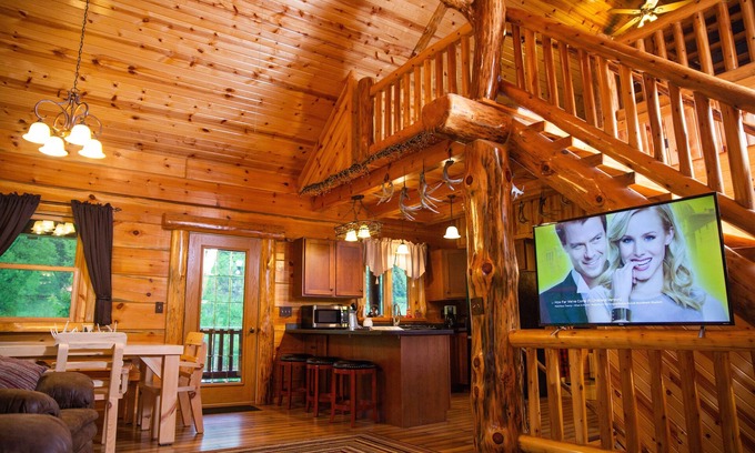 Lansing Casa | ¡Cabina aislada y amigable para familias a 5 minutos del río Mississippi y Lansing!