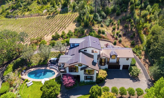 St. Helena Casa | Private 2.3 acre 6 bed/4.5 ba Napa Valley Estate - Pool, Sauna, Hot Tub