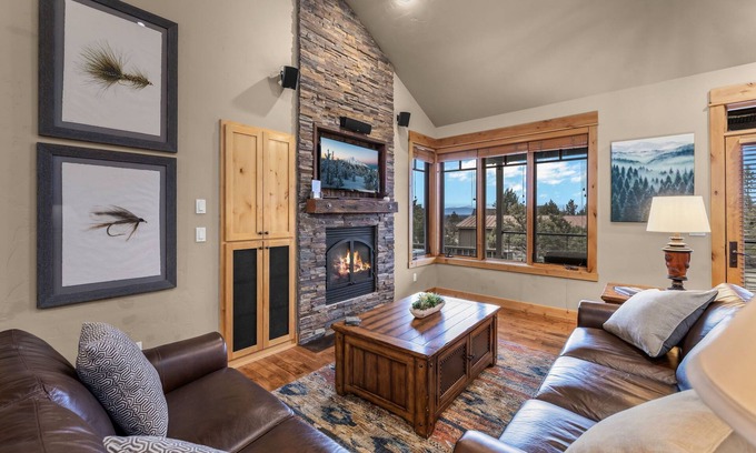 Powell Butte Cabina | Private 2-King Luxury Cabin at Brasada Ranch: pools, golf, hot tubs and more!