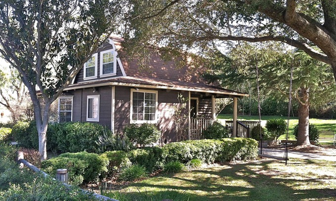 Los Olivos Cabaña | ¡El mejor lugar en Los Olivos! Encantadora y privada casa de campo de 2 pisos, a pie de la ciudad!