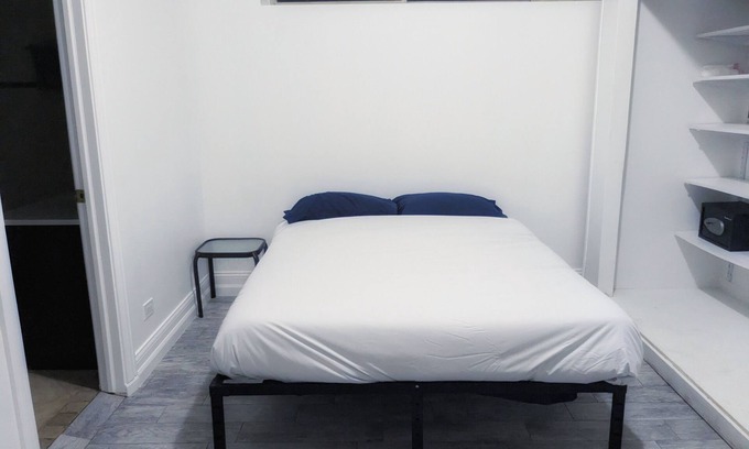 Rogers Park Condominio | Private 2BR/2BA Suites, Desk, Kitchenette, Lake Access, Morse CTA, Loyola Campus