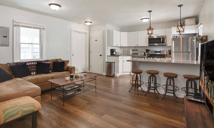 Ampere Apartamento | *Private 2BR Bloomfield Apartment* 8 mins to Train