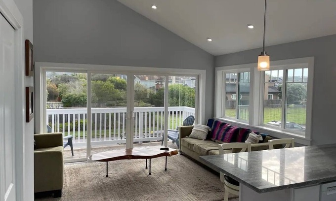 Half Moon Bay Cabaña | Private 2nd floor detached guesthouse, walk to the beach!