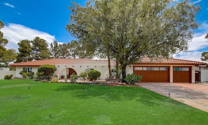 Enterprise Casa | Privado 3.4 acres Custom Home Heated Pool / Spa y Cascada-cerca del Strip!