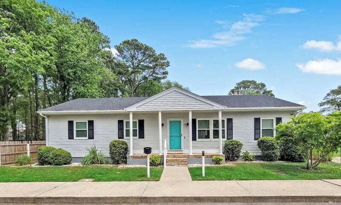 Caine Woods Casa | Private 3 Bed 2 Bath Beach House. Remodeled, short walk to beach, wifi & laundry