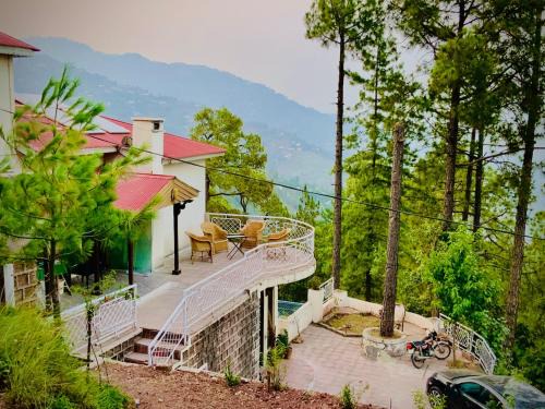 Murree Casa | Private 3BR Cottage Kitchen, Lounge & Views