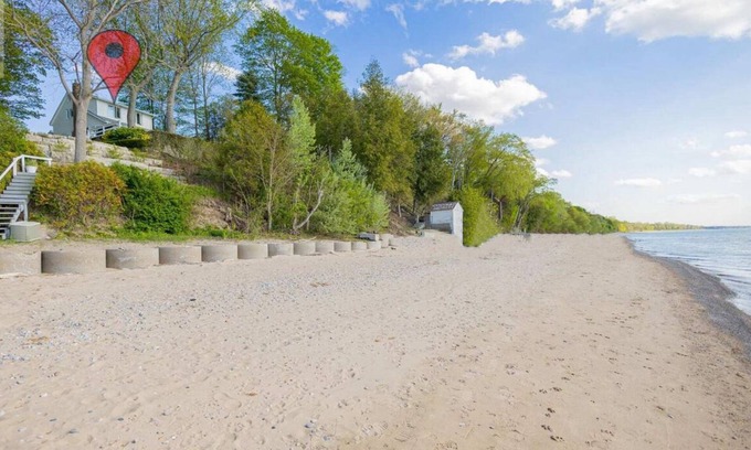 Dashwood Cabaña | The Huron Haven ✨ Sleeps 10 ✨Lakehouse on Private Beach ✨ 5 mins from Grand Bend