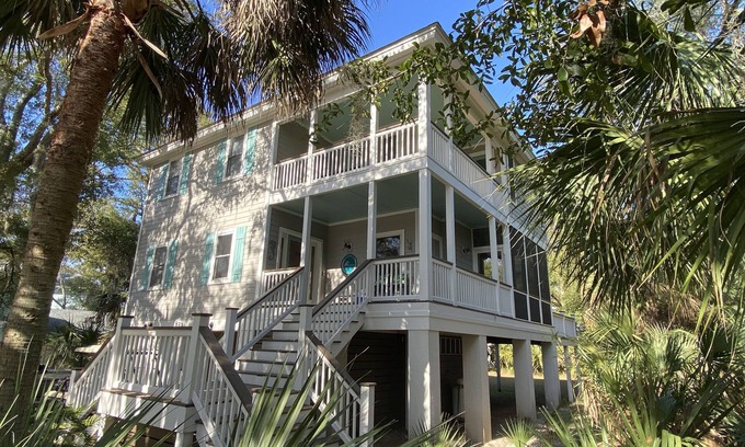 Saint Helena Island Casa | Private 4BR/4.5BA House w/2 Golf Carts- Close to Beach and Marina