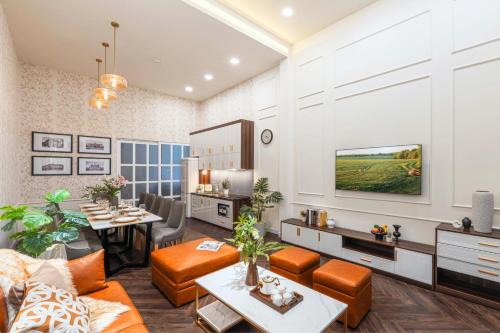 Downtown Ho Chi Minh City Casa | Private 5-6BRs house - Walk to BenThanh, BuiVien by Gon De Home