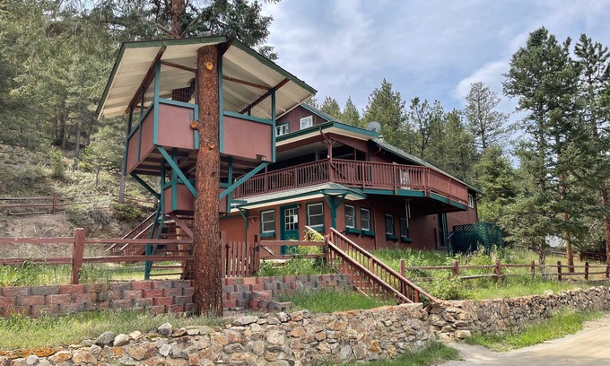 Idaho Springs Cabina | Private 5 Bedroom Cabin w/ Fireplace, & Treehouse.