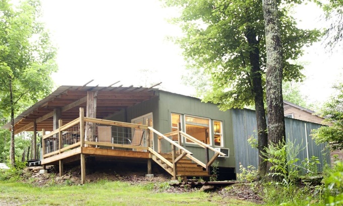 Sequatchie Casa | Cascada privada de 50 pies. Cabina ecológica y acogedora construida a partir de contenedores de envío