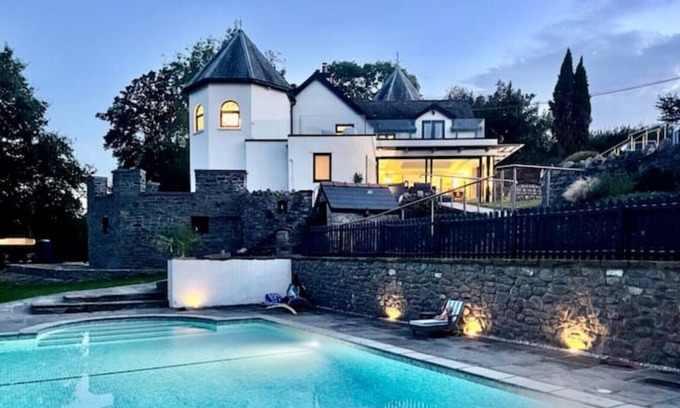 Cardiff Casa | Private 7-bedroom villa with pool, hot-tub and bar