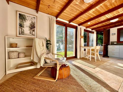 Ocean Shores Apartamento | Private Access Retreat 1 Queen Bedroom w Stunning Pool and Ocean Views