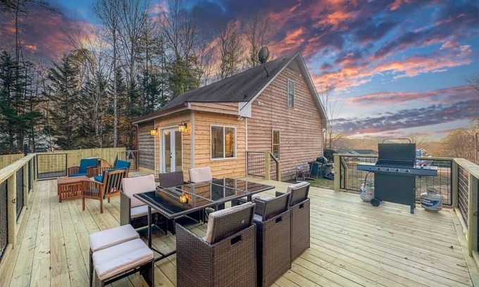 Fletcher Cabina | Private Acre, Mountain View, Barrel Sauna, Hot Tub