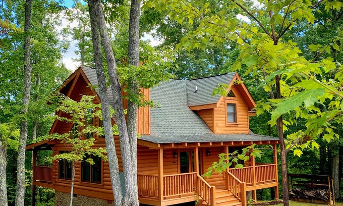 Gatlinburg - Pigeon Forge Cabina | Sólo 5 millas de la ciudad! Acceso gratuito a la piscina, Putt Putt, golf, pesca, disco de golf, senderismo, etc.