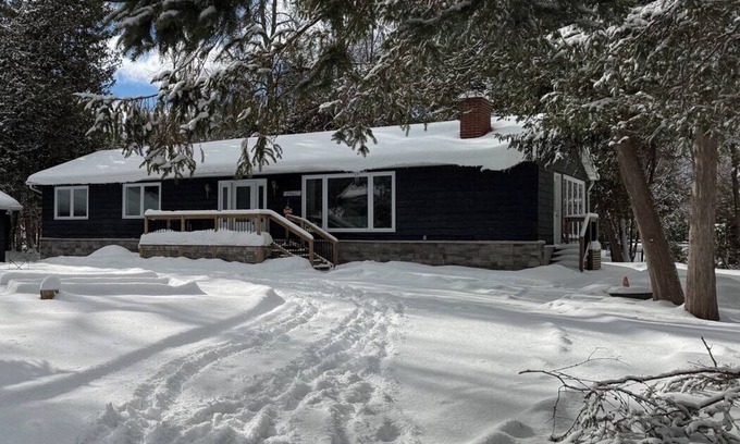 Big Bay Point Casa | Private and Cozy getaway 2 minutes drive to Friday Harbour -1 hour from Toronto!