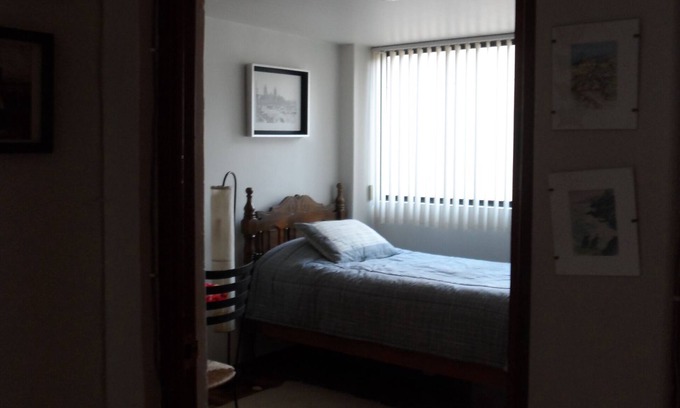 Los Alpes Cama Y Desayuno | Recámara privada y amueblada, con baño propio en depa amplio cerca de Coyoacán.