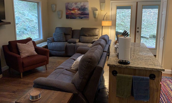 Marble Casa | Private and Peaceful Mountain Getaway -Creekside, Firepit &Outdoor Life&HotTub