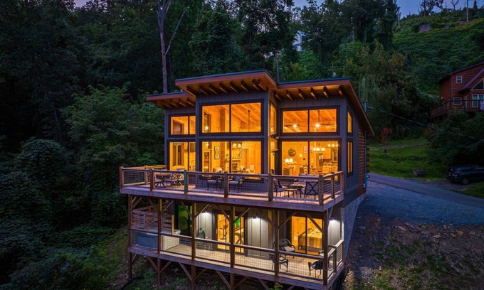 Gatlinburg Cabina | Private and quiet! hot tub 2 king suites indoor pool, games, Free attractions