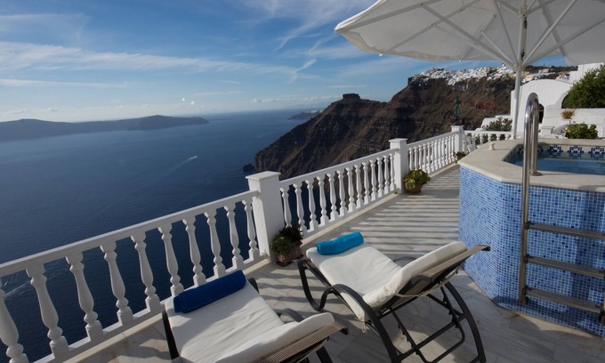 Fira Villa | Villa de lujo privada y aislada con inmaculada vista al mar / volcán