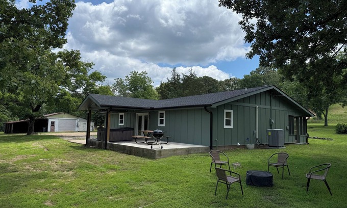 Kirby Otro | Private and secluded 4-bedroom farmhouse minutes from Lake Greeson