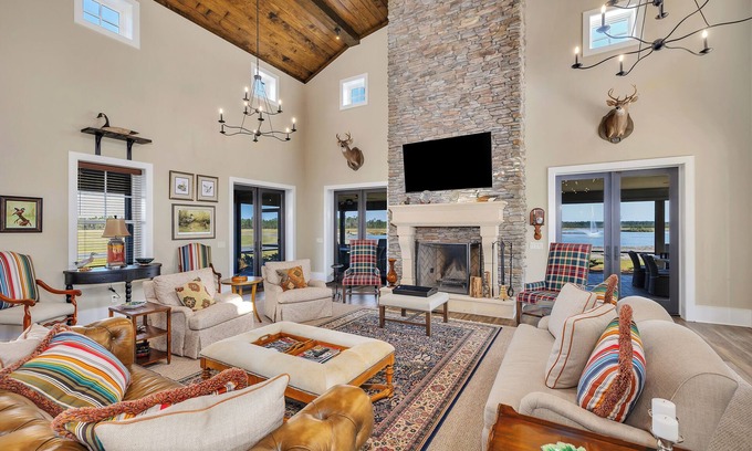 Nahunta Cabina | Private and Spacious 6-bedroom lodge on a lake
