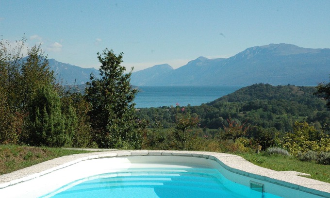 Lonato del Garda Villa | Apartamento privado en villa con piscina, admite mascotas, con vistas al lago de Garda