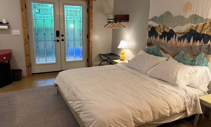 Weaverville Apartamento | Private apartment in a quiet neighborhood with lots of trees and privacy.