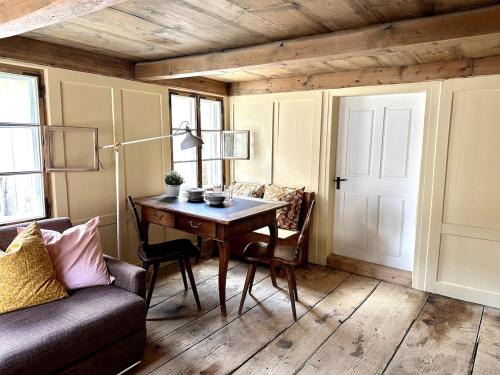 Brunnadern Apartamento | Private Apartment in Farmhouse Rosalie