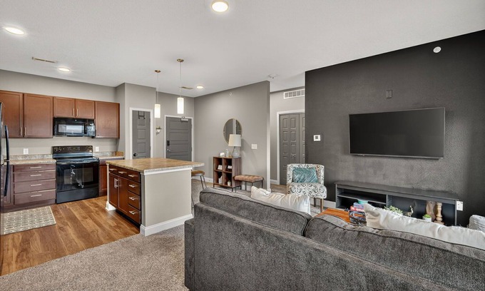 West Des Moines Apartamento | Private Attached Garage | King Bed | No Stairs