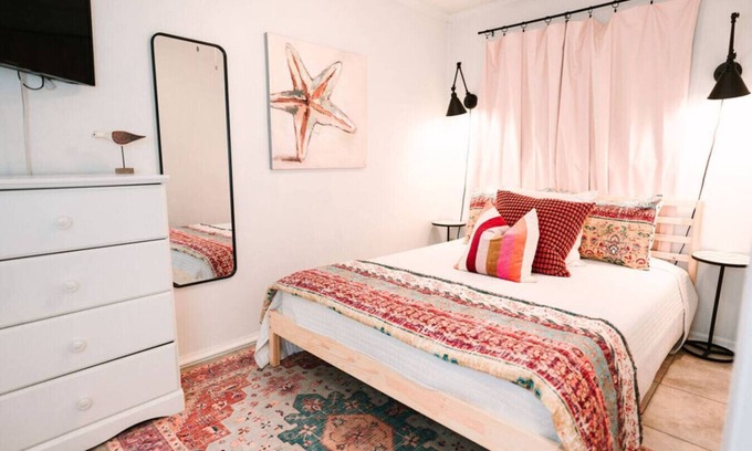 Tybee Island Apartamento | Private Balcony - Steps to the Beach and Pool!