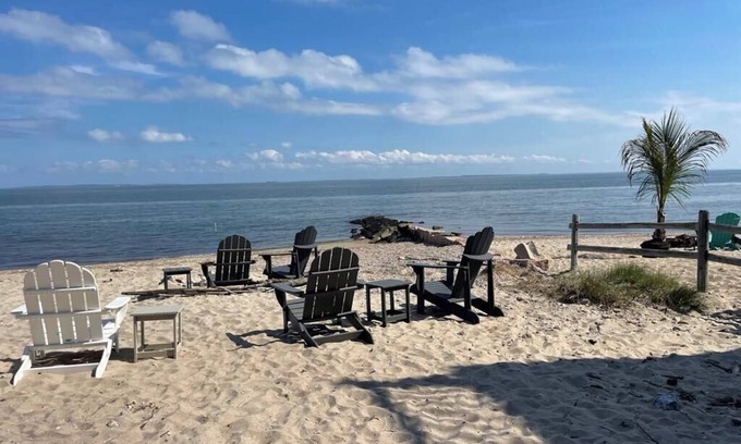 Old Lyme Casa | Private Beach - Charming 3-bedroom cottage in peaceful Old Lyme with WiFi, AC