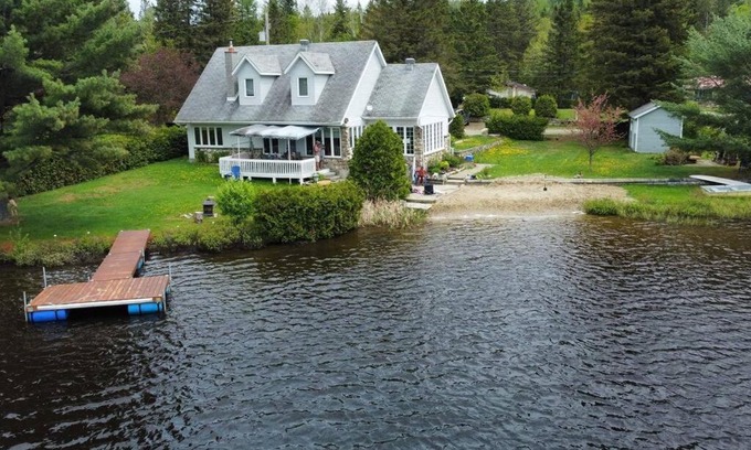 Chertsey Chalet De Esquí | Private Beach, Jacuzzi & Ski