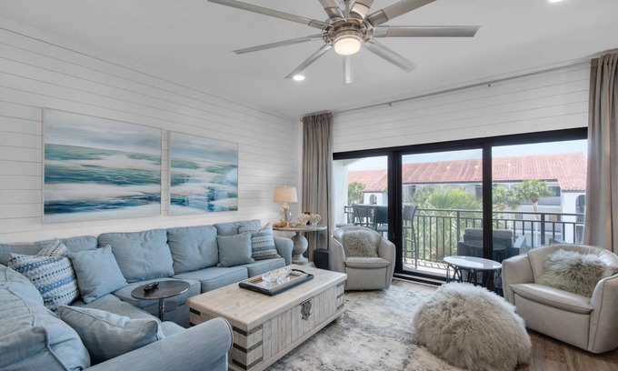 Seagrove Beach Condominio | Private Beach | 1 minute walk to Beach! | Beautifully updated 1 bedroom condo | Sleeps 6 | Wi-Fi