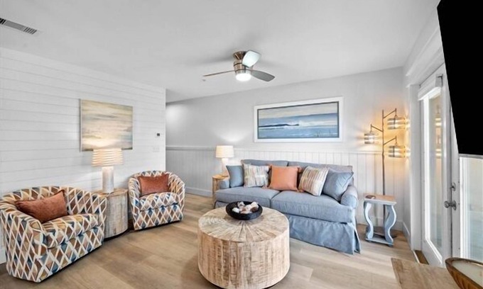 Gulf Place Condominio | Private Beach Access at Gulf Place~ 3 Pools,Tennis