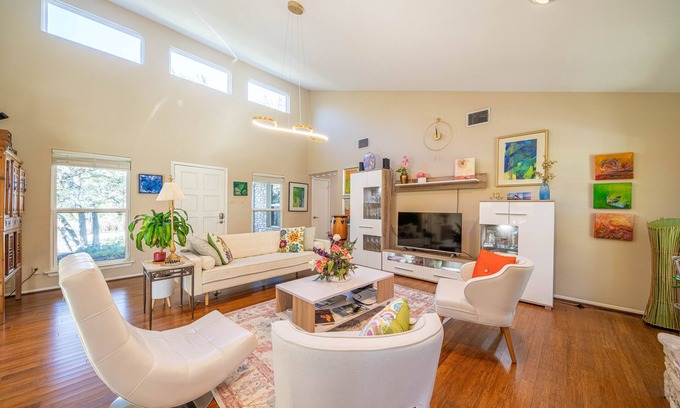 San Marcos Casa | Private Bed/Bath with KING Bed, FREE Wi-Fi/Parking/Snack in Relaxing Oasis