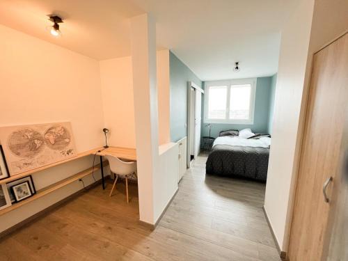 Saint-Vincent Apartamento | Private bedroom with private bathroom & toilet in a shared flat