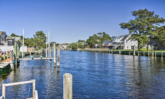 Colington Harbour Casa | Boat Dock & Kayak: OBX Getaway on the Harbour