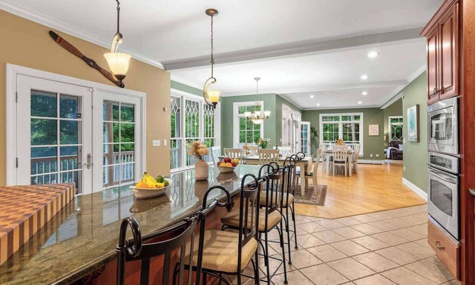 Lakeville Casa | Private Boat Slip + LakeFront + Hot Tub +Skee Ball